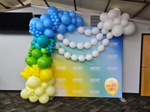 balloon garland on fabric backdrop, balloon garland with chains of links