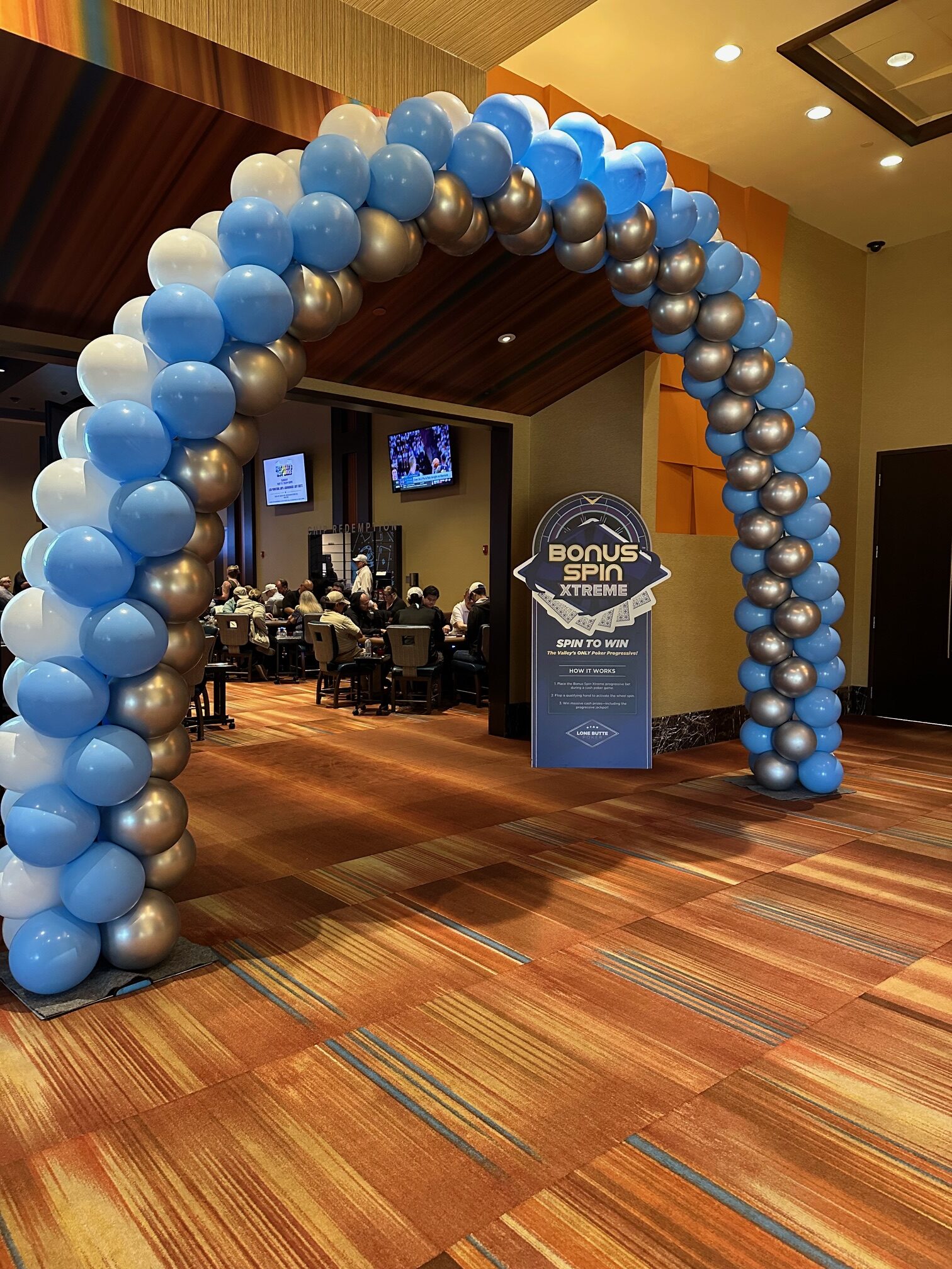 zig zag patterned Balloon Arches